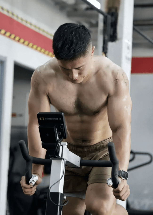 187cm 健身猛男，八块腹肌 + 胸毛性感汉子 