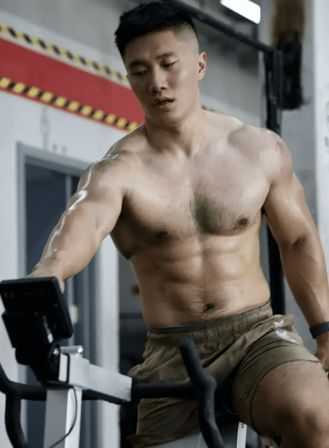 187cm 健身猛男，八块腹肌 + 胸毛性感汉子 