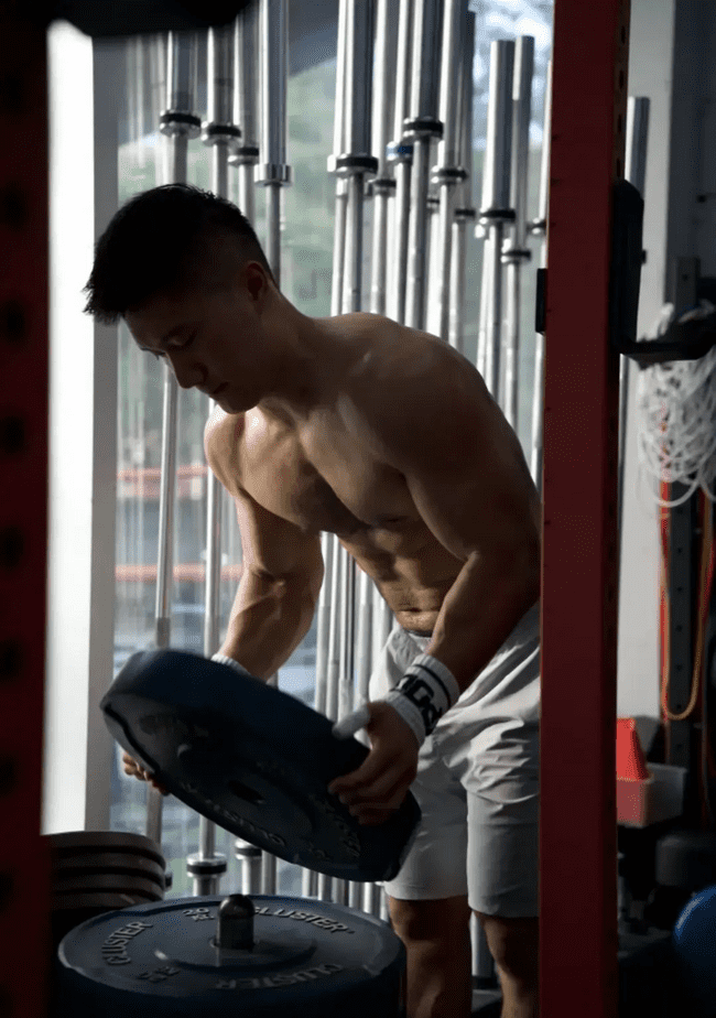 187cm 健身猛男，八块腹肌 + 胸毛性感汉子 