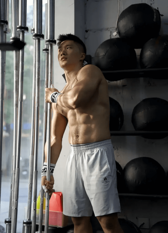 187cm 健身猛男，八块腹肌 + 胸毛性感汉子 