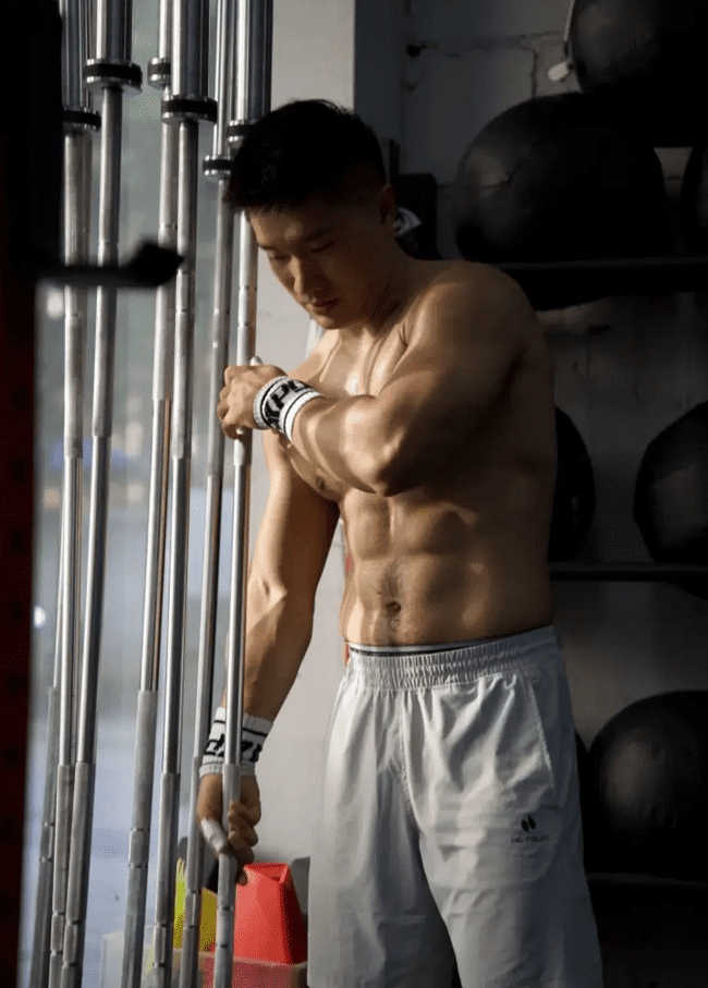 187cm 健身猛男，八块腹肌 + 胸毛性感汉子 