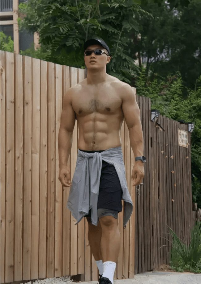 187cm 健身猛男，八块腹肌 + 胸毛性感汉子 