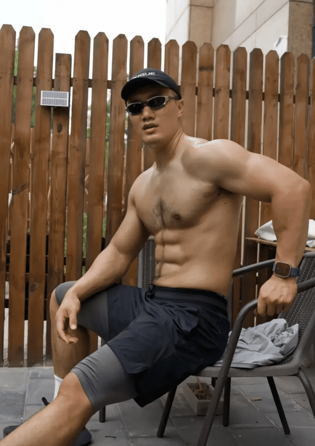 187cm 健身猛男，八块腹肌 + 胸毛性感汉子 