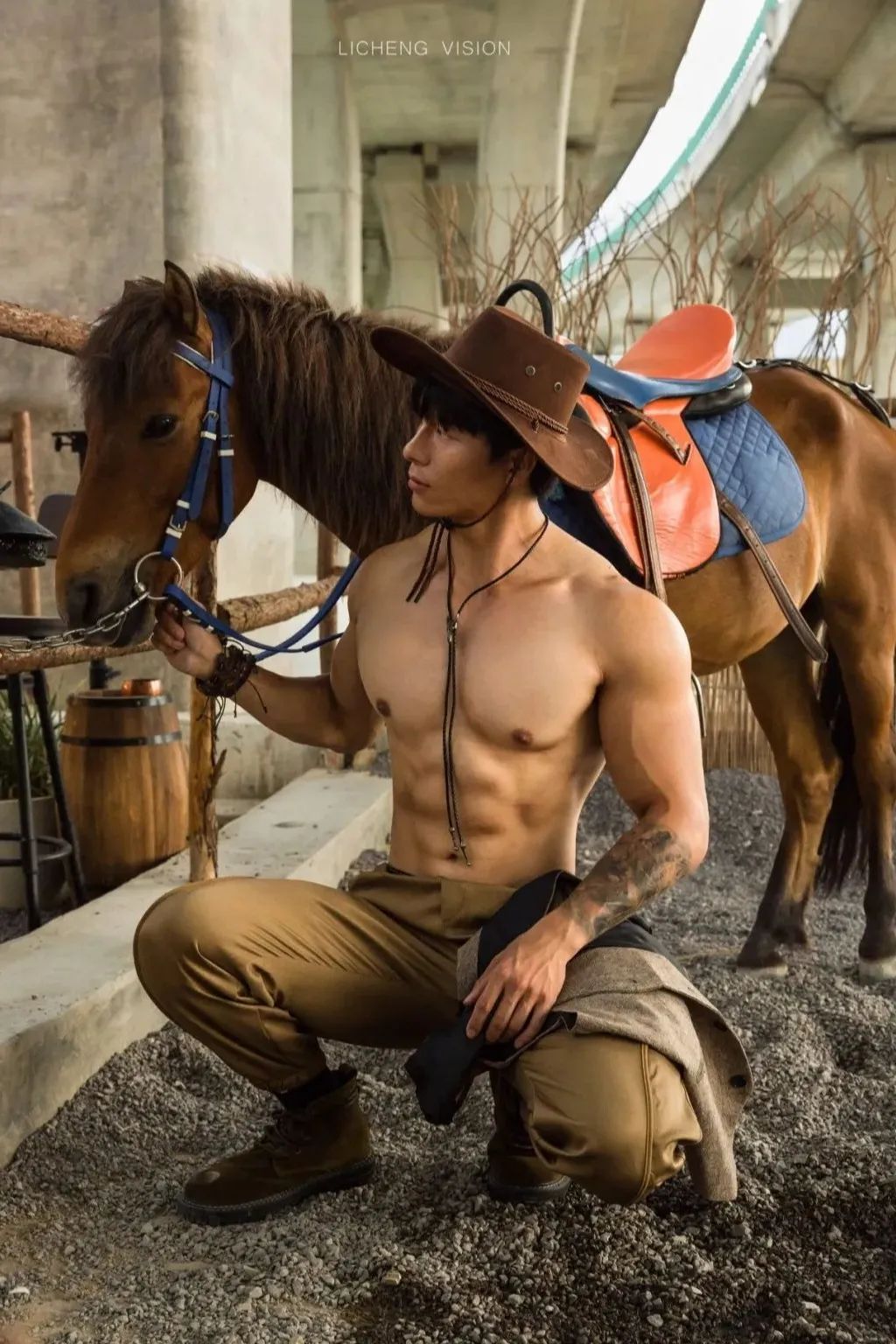 182cm 山东肌肉壮汉骑马牛仔大片 
