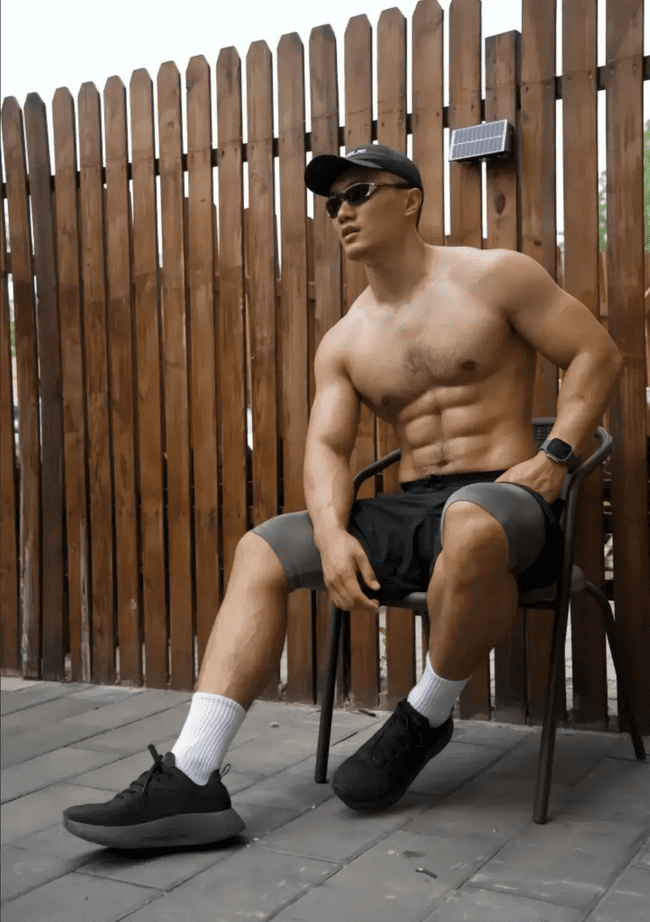 187cm 健身猛男，八块腹肌 + 胸毛性感汉子 