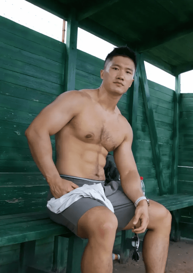 187cm 健身猛男，八块腹肌 + 胸毛性感汉子 