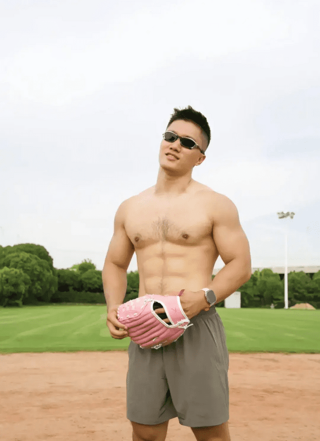 187cm 健身猛男，八块腹肌 + 胸毛性感汉子 