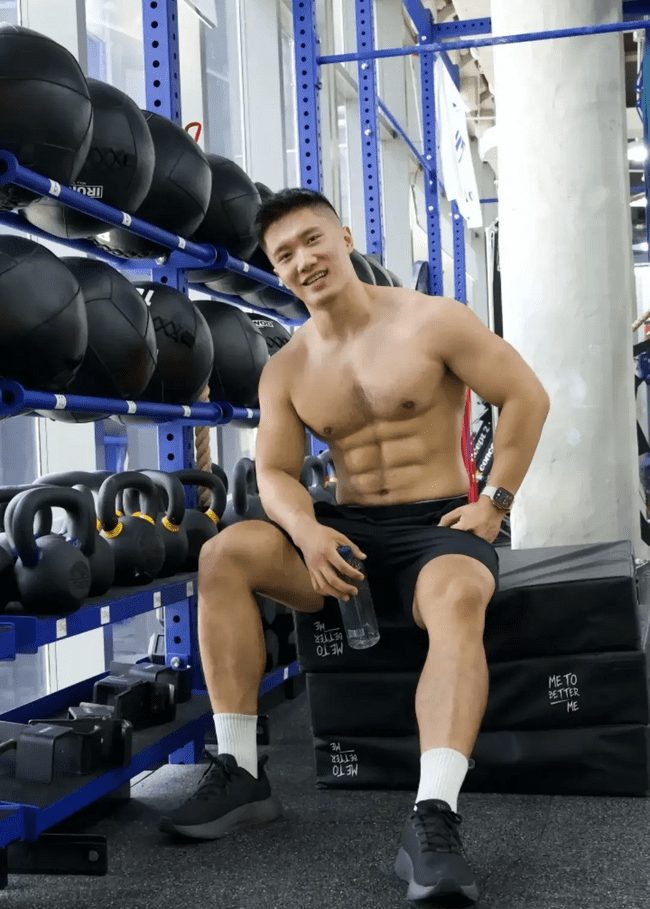 187cm 健身猛男，八块腹肌 + 胸毛性感汉子 