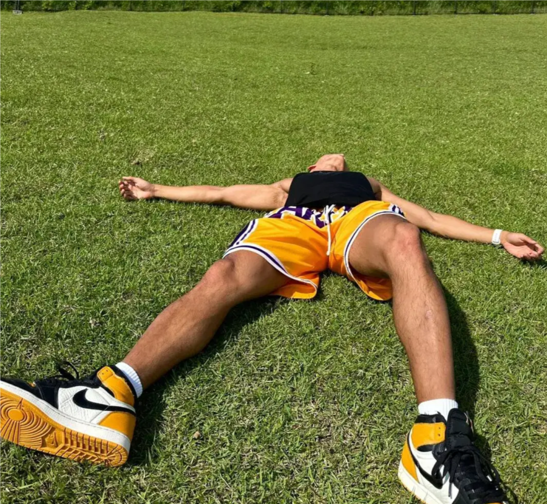  沐浴阳光的黑皮体育生，肌肉实力太帅了 