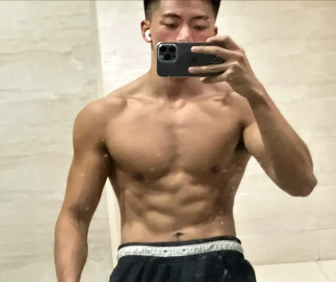 沐浴阳光的黑皮体育生，肌肉实力太帅了 