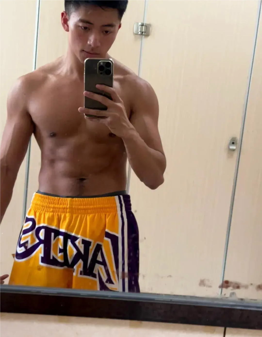 沐浴阳光的黑皮体育生,肌肉实力太帅了 沐浴阳光的黑皮体育生,肌肉实力太帅了