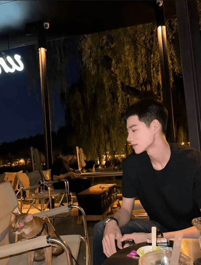 190cm 夕阳下的寸头少年，大长腿荷尔蒙爆棚！