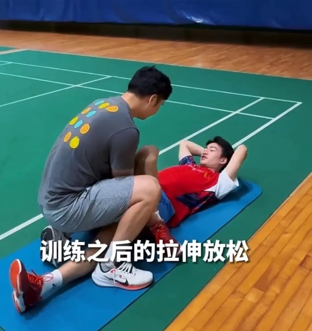 羽毛球男神王昶露腹肌上热搜！凸显实力长的又白又嫩！