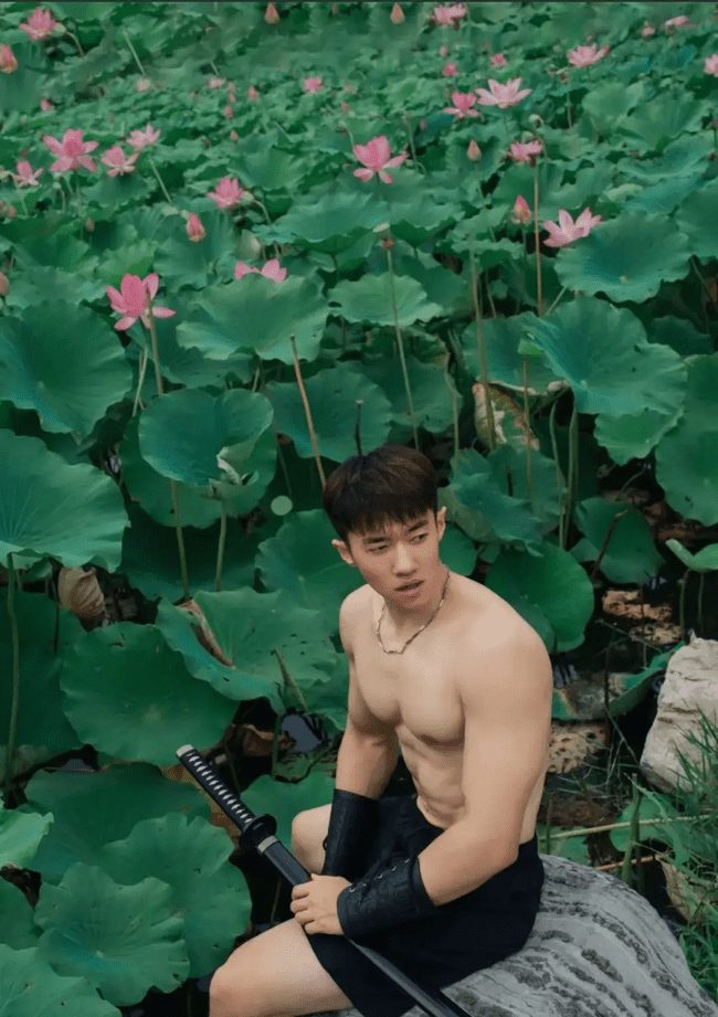  夏日荷花边，小哥哥的破碎衣下藏着八块腹肌！