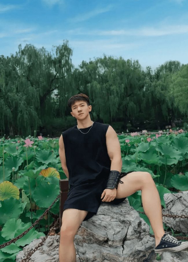  夏日荷花边，小哥哥的破碎衣下藏着八块腹肌！