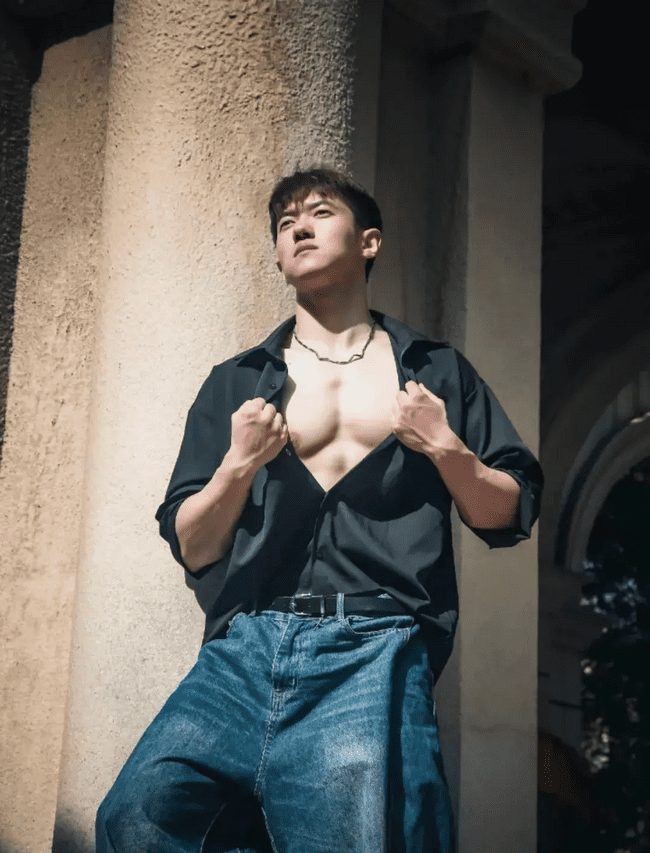  性感胡子肌肉大捷豹肌肉帅哥，他住 21 楼 