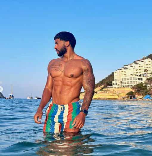 性感胡子肌肉大捷豹肌肉帅哥，他住 21 楼