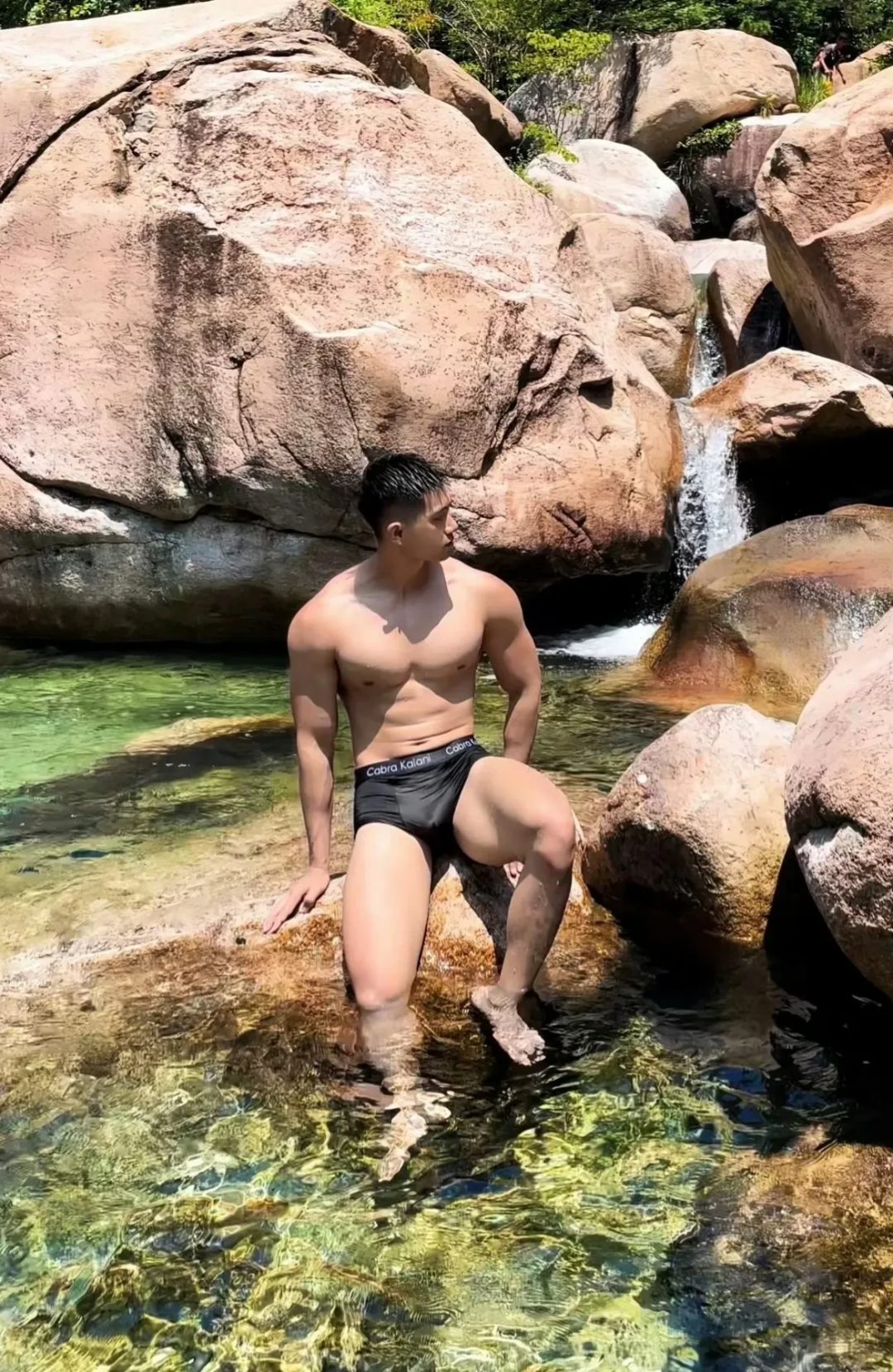  水池里的肌肉猛男，大包顶上天太硬了！