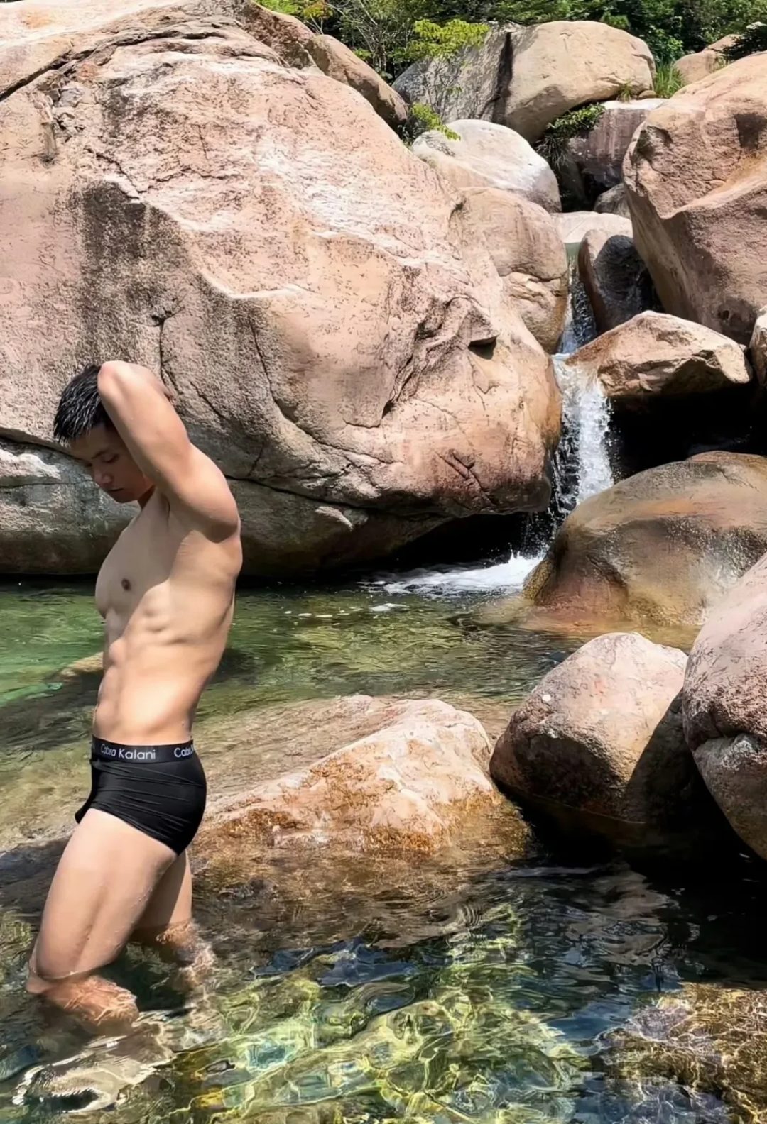  水池里的肌肉猛男，大包顶上天太硬了！