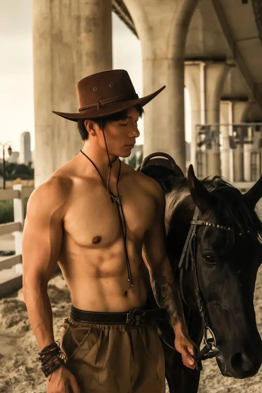 182cm 山东肌肉壮汉骑马牛仔大片 