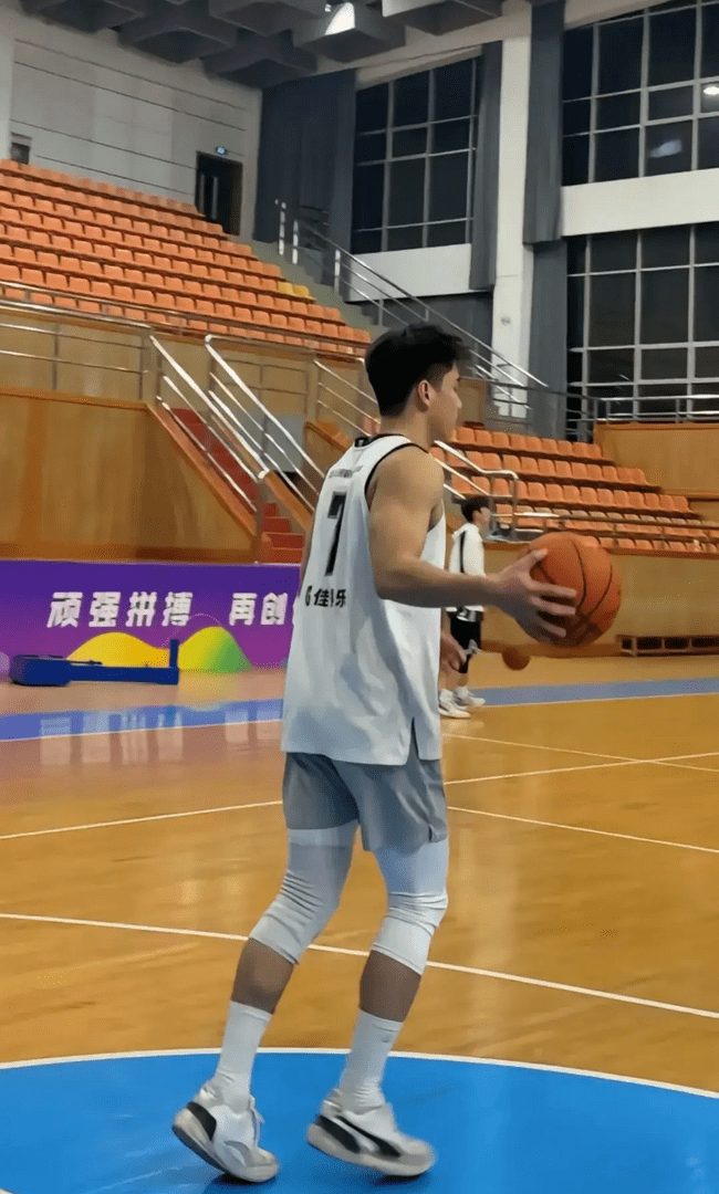  白嫩阳刚帅气篮球体育生，做你老公你会几点回家？