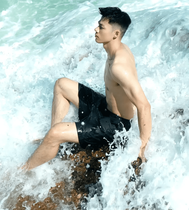  阳光海浪中的荷尔蒙，192cm 小哥哥的秘密 