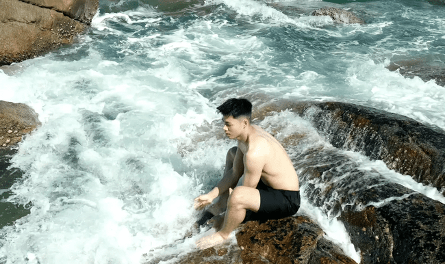  阳光海浪中的荷尔蒙，192cm 小哥哥的秘密 