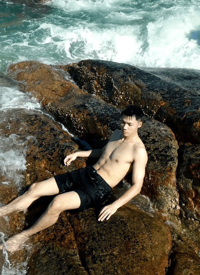  阳光海浪中的荷尔蒙，192cm 小哥哥的秘密 