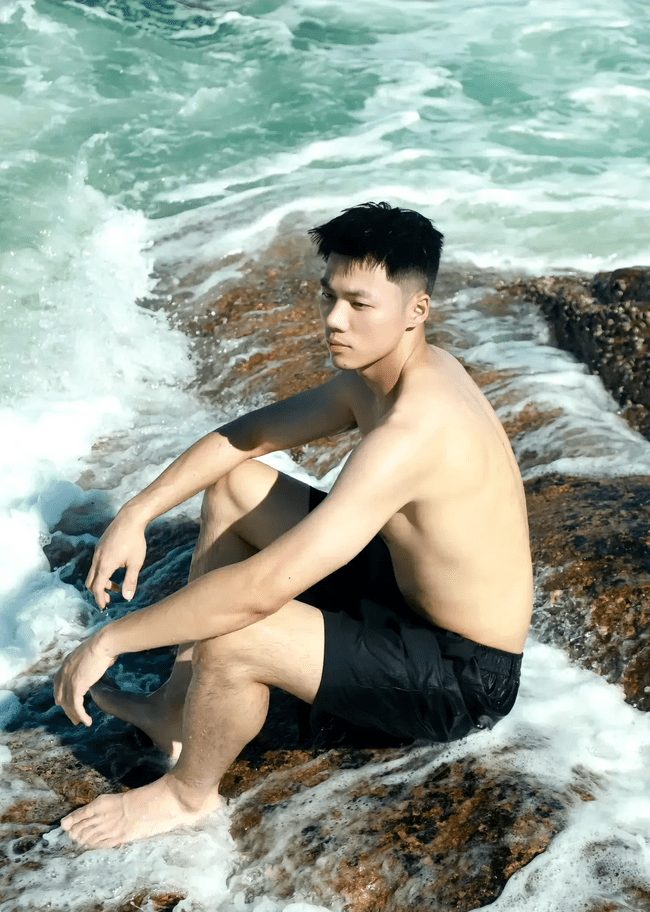  阳光海浪中的荷尔蒙，192cm 小哥哥的秘密 