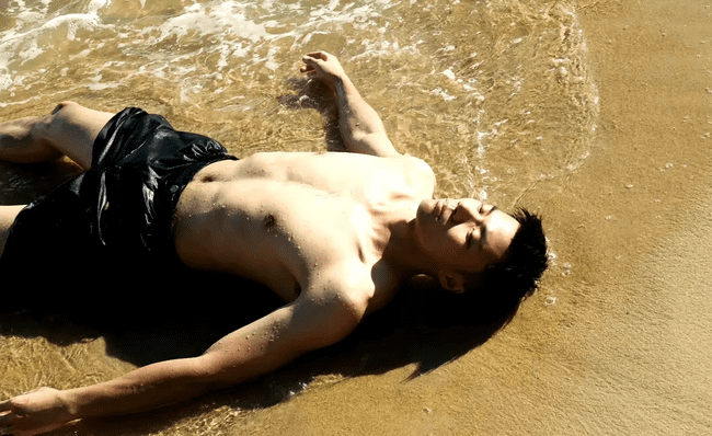  阳光海浪中的荷尔蒙，192cm 小哥哥的秘密 