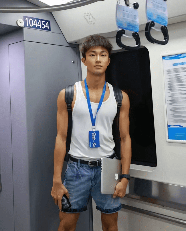  黑皮机车程序员小哥哥，你被折服了吗？