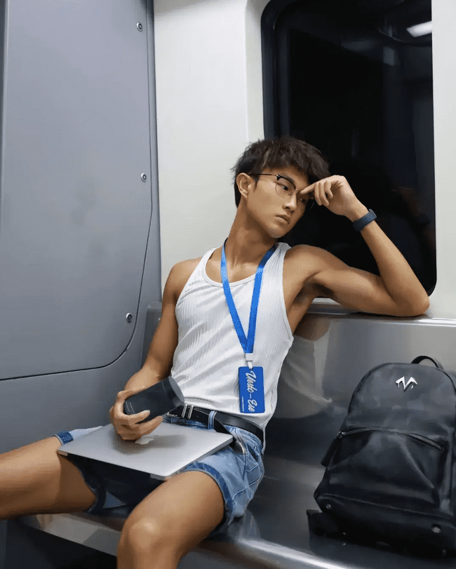  黑皮机车程序员小哥哥，你被折服了吗？