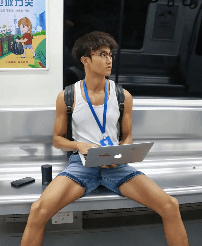  黑皮机车程序员小哥哥，你被折服了吗？