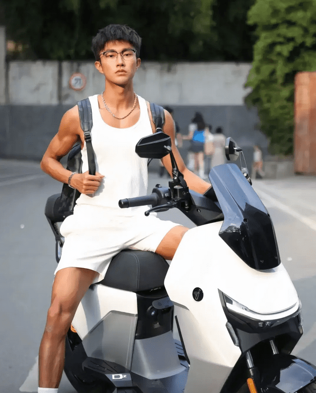  黑皮机车程序员小哥哥，你被折服了吗？