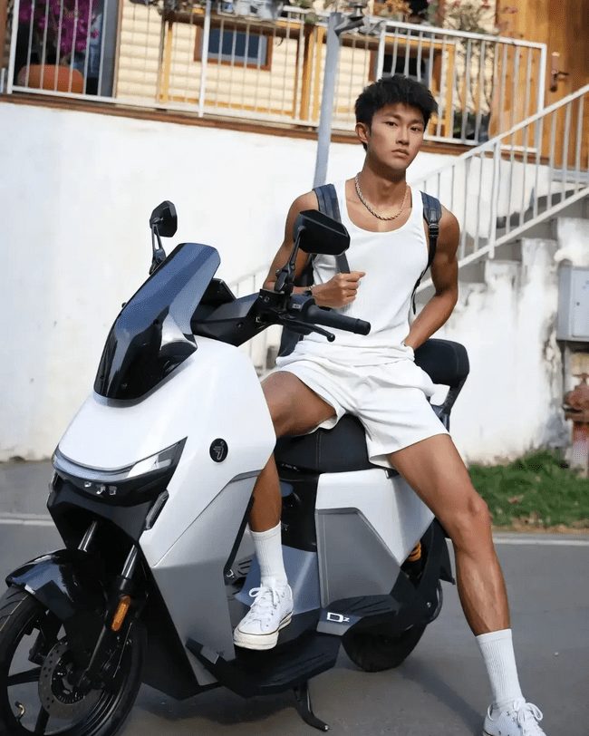  黑皮机车程序员小哥哥，你被折服了吗？