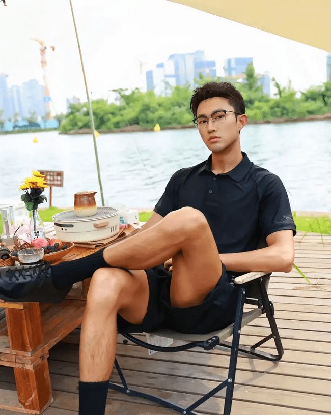  黑皮机车程序员小哥哥，你被折服了吗？