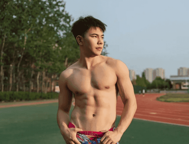 02 年田径小哥，肌肉线条 X 张力直接拉满 