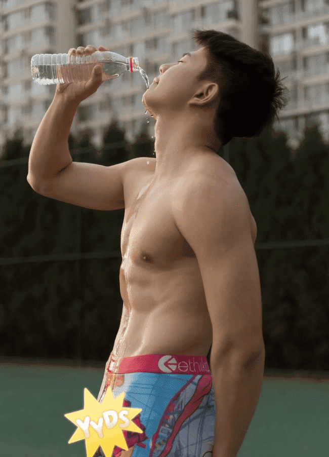 02 年田径小哥，肌肉线条 X 张力直接拉满 