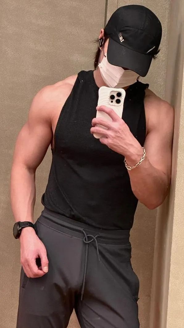 歌手陈势安穿贴身运动裤实力强大被发现！他还拍过男色写真？？