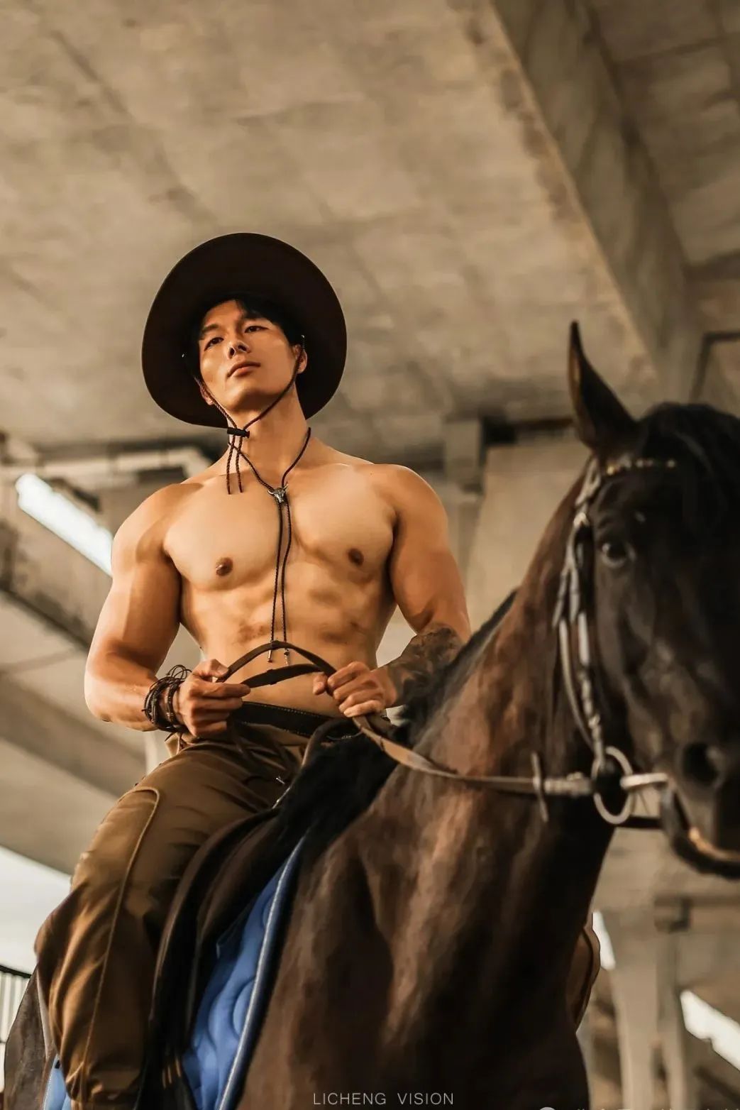182cm 山东肌肉壮汉骑马牛仔大片 