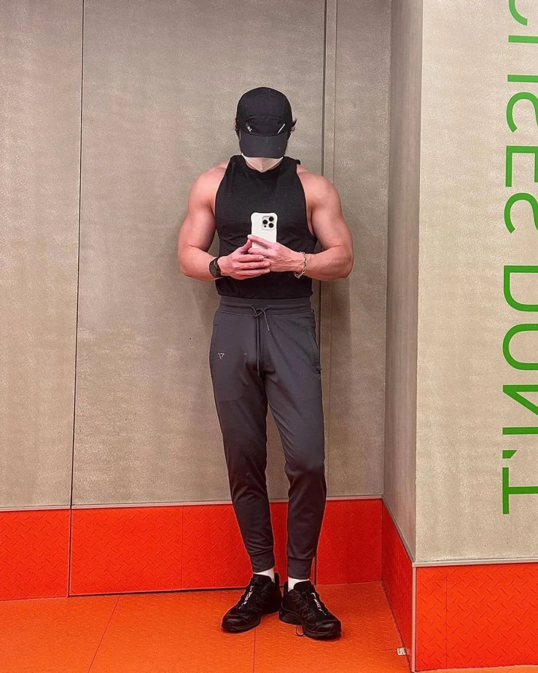 歌手陈势安穿贴身运动裤实力强大被发现！他还拍过男色写真？？