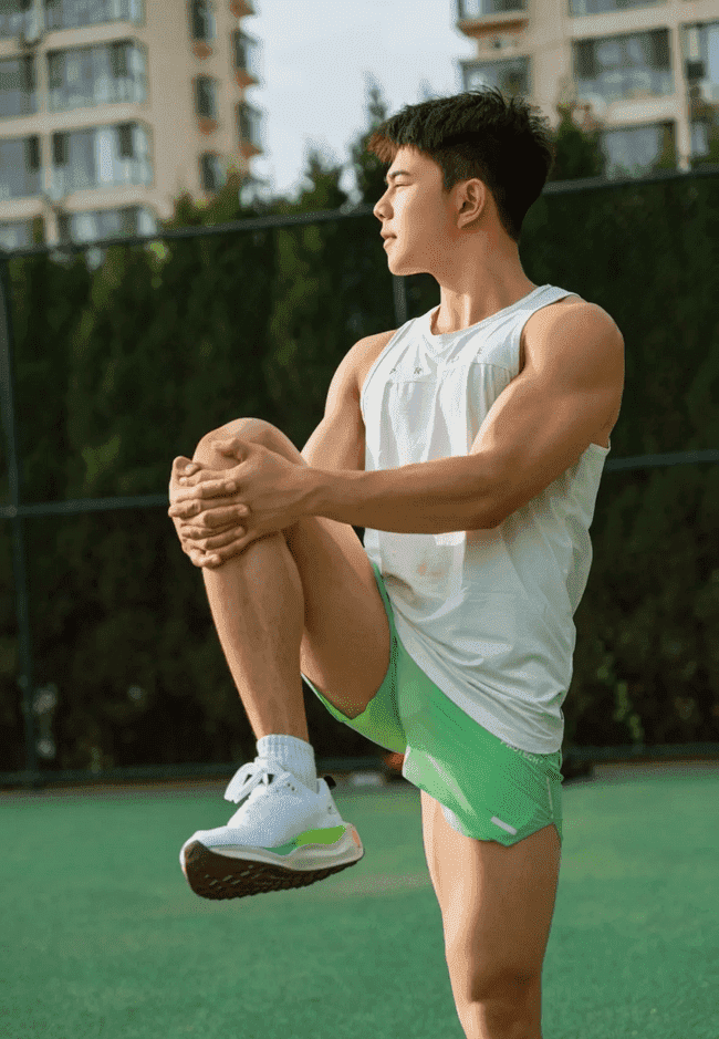 02 年田径小哥，肌肉线条 X 张力直接拉满