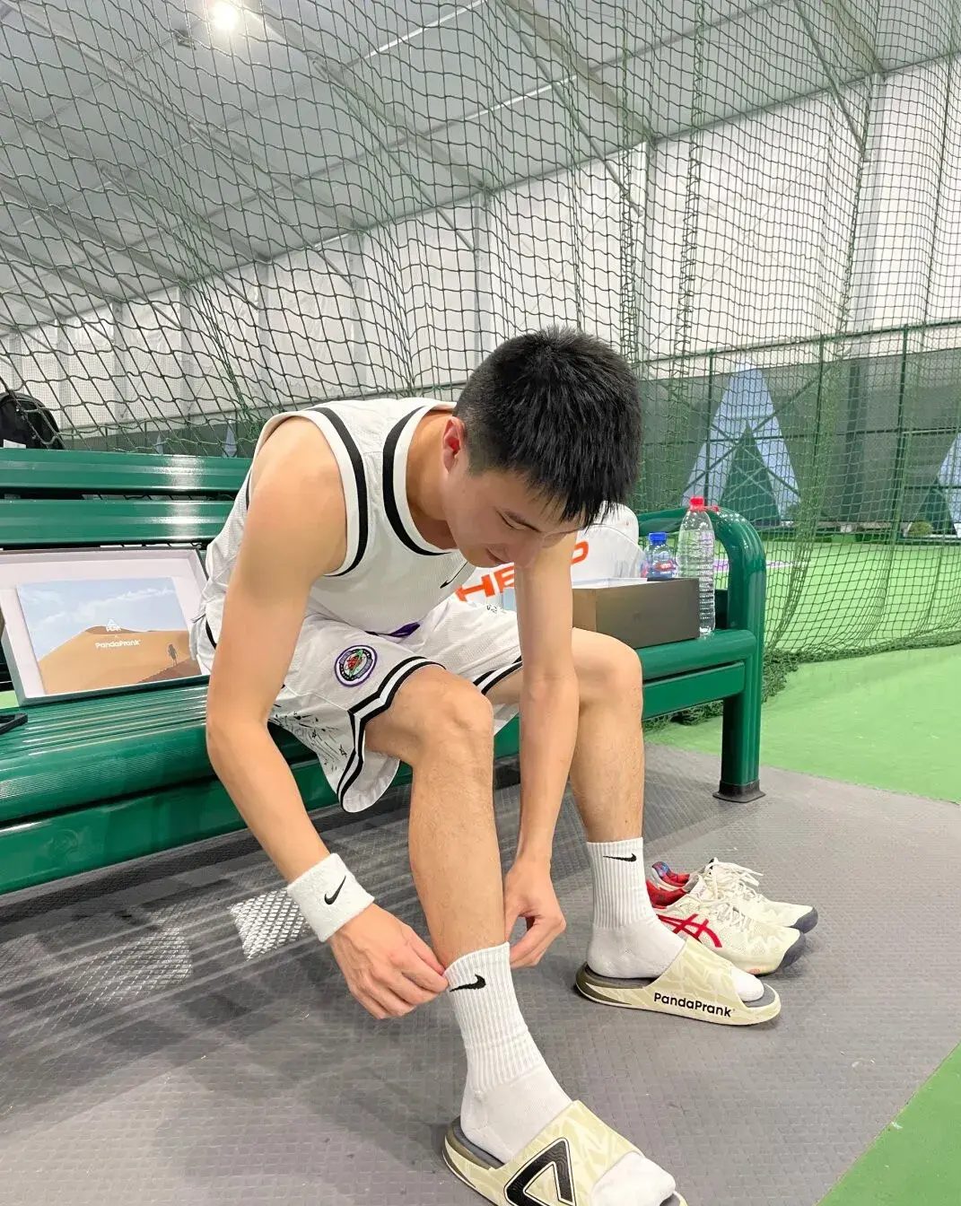  白袜网球小哥，球场运动白皮男孩 