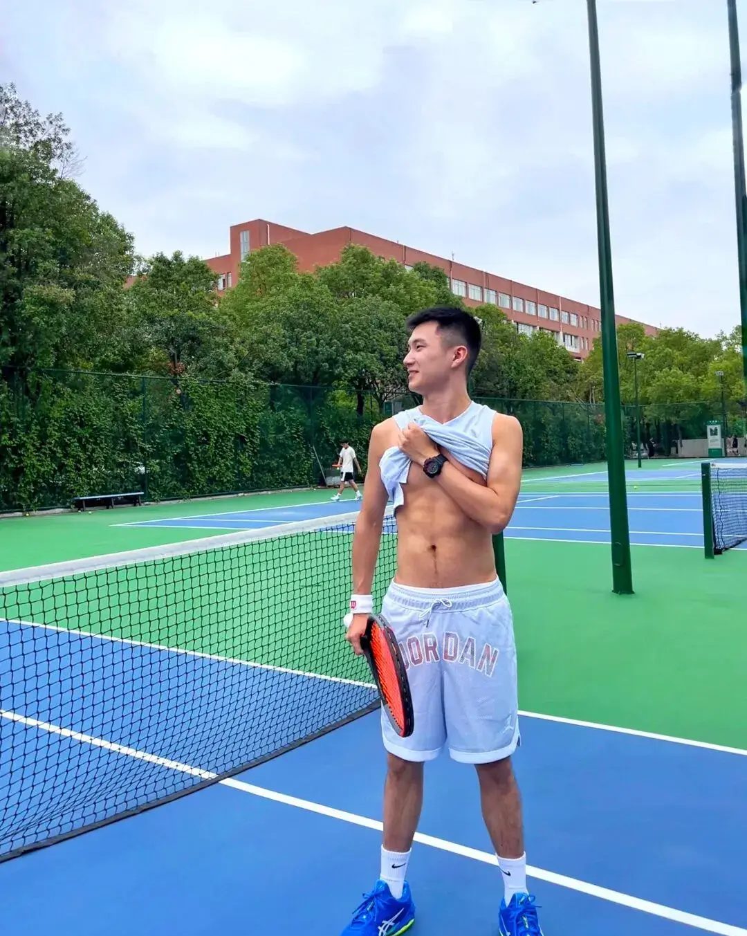  白袜网球小哥，球场运动白皮男孩 