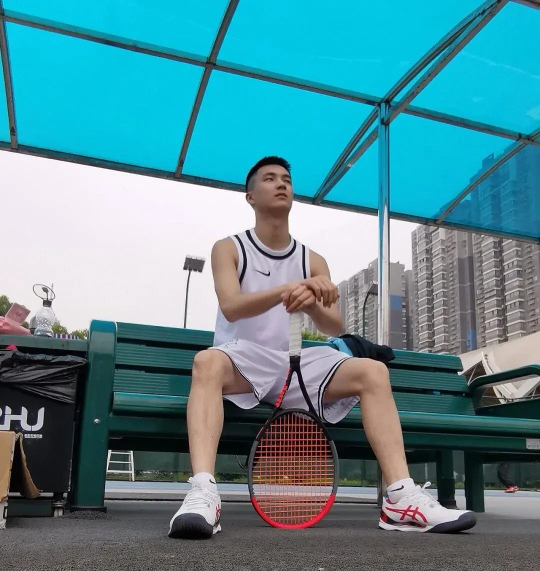  白袜网球小哥，球场运动白皮男孩 