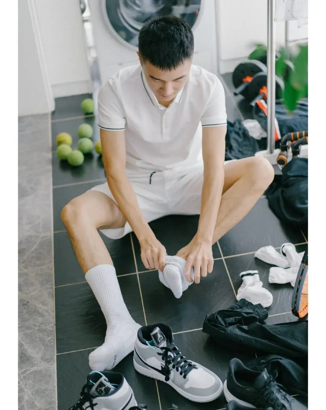 白袜网球小哥，球场运动白皮男孩 