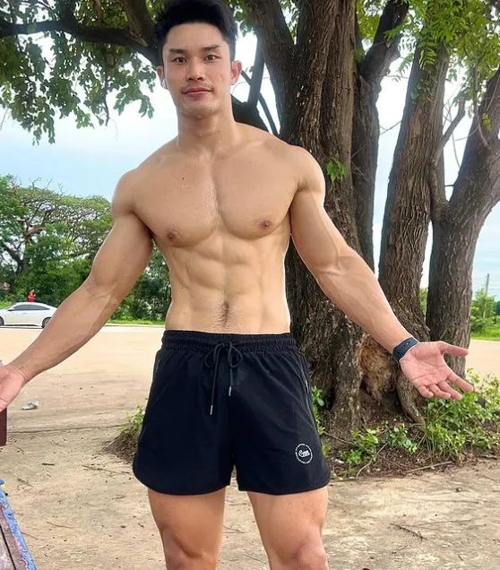  泰国阳光下的肌肉，小哥哥的 6 块硬邦邦腹肌 