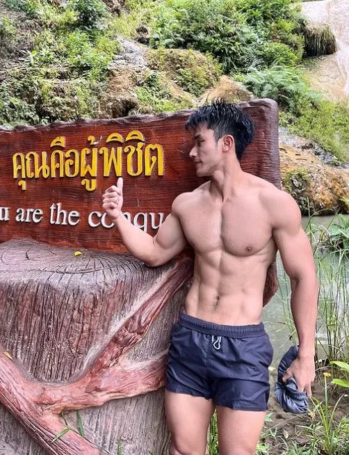 泰国阳光下的肌肉，小哥哥的 6 块硬邦邦腹肌