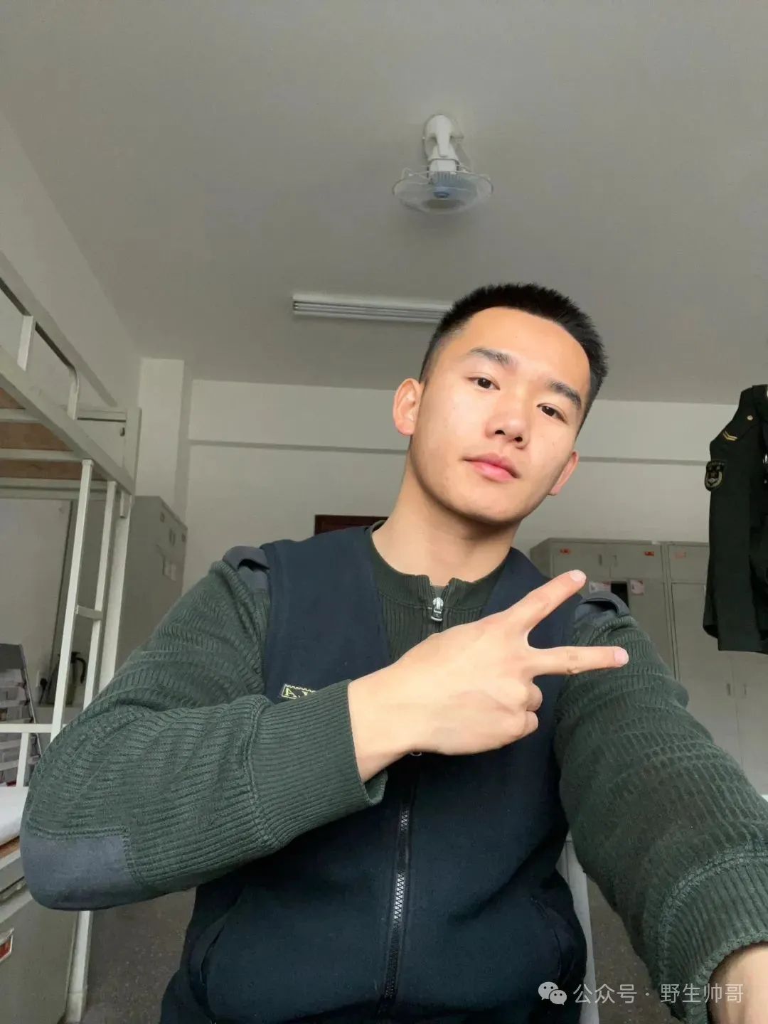 重庆退役兵哥哥撩衣自拍白皮小胸肌！长得壮实有力呀！
