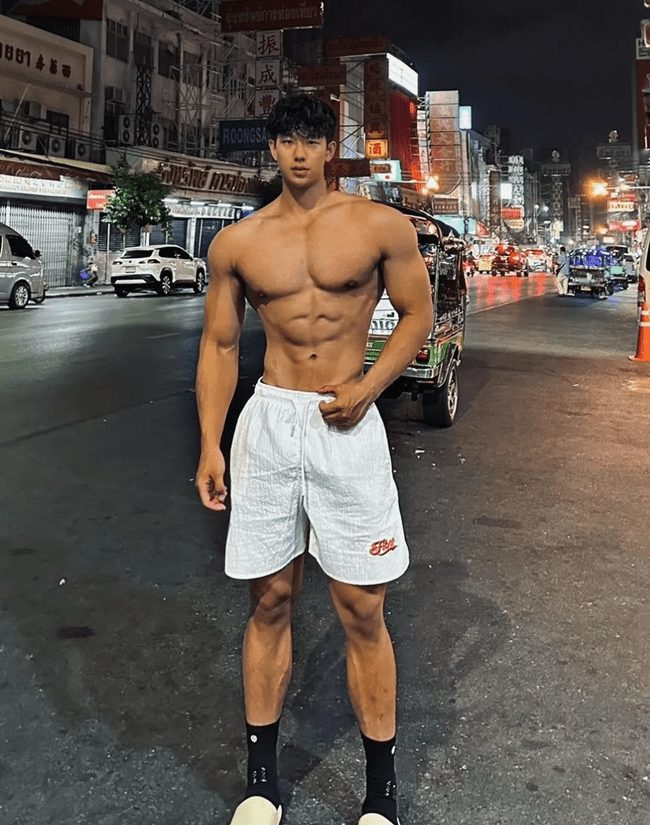  沙滩上的人间尤物，20 岁体育生 ALi 的身材太硬了！
